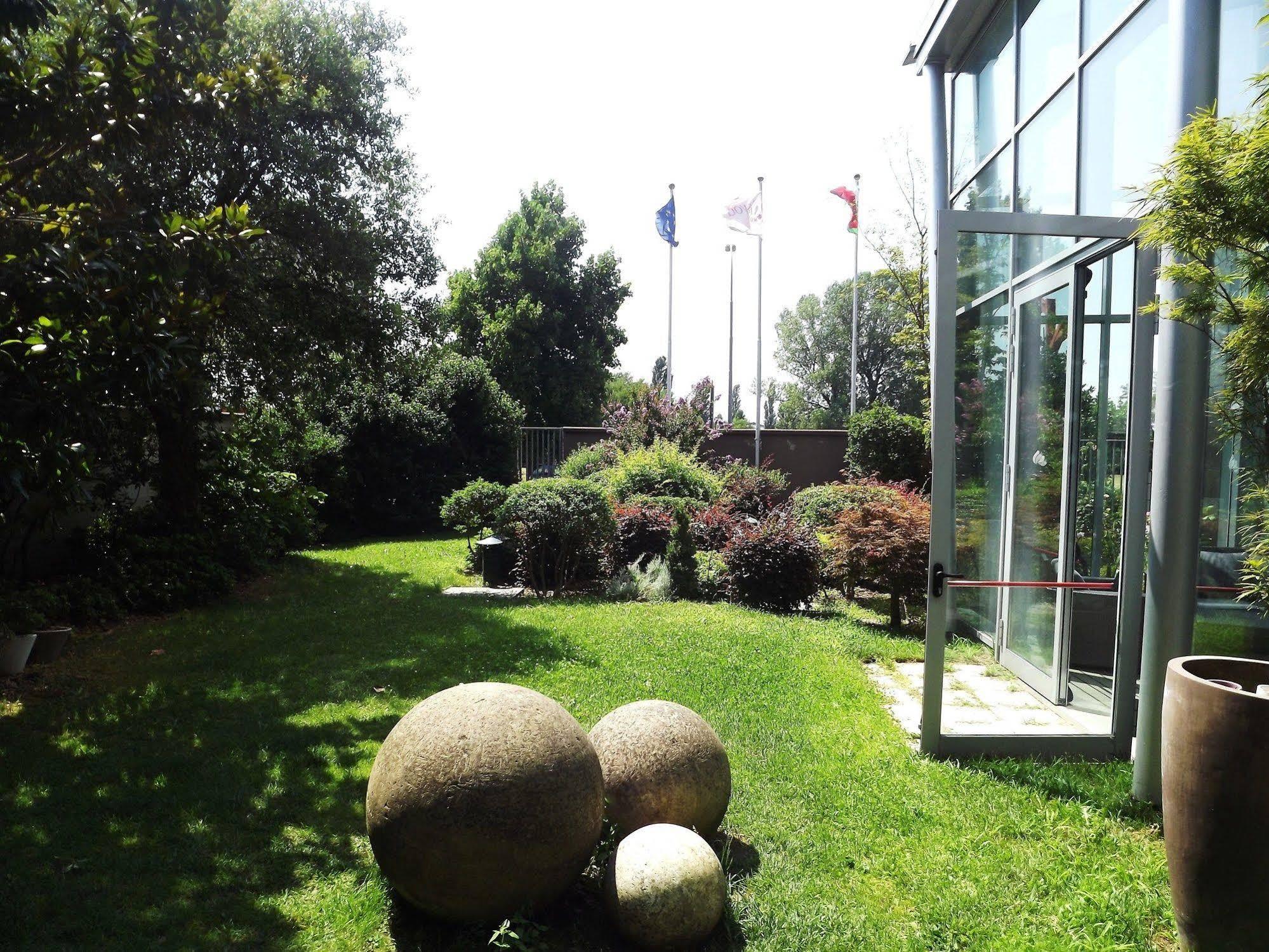Hotel For You Cernusco Sul Naviglio Exterior photo