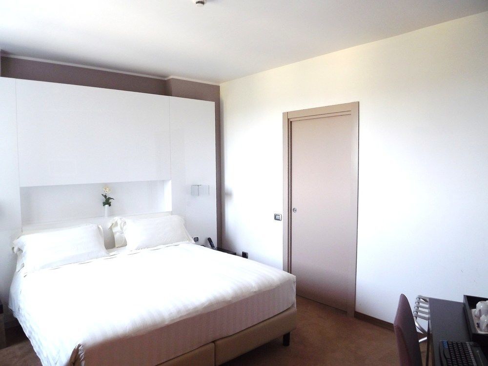 Hotel For You Cernusco Sul Naviglio Exterior photo